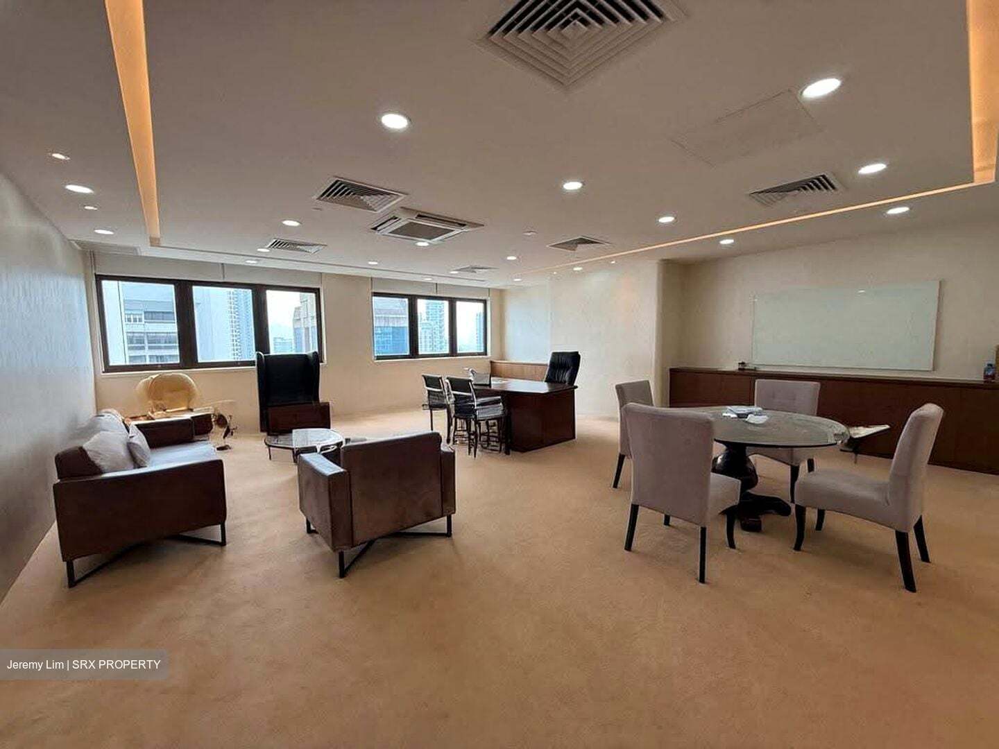 Palais Renaissance (D9), Office #632373351
